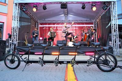 Orkiestra Na Dużym Rowerze to jedna z muzycznych gwiazd III Festiwalu Otwartych Piwnic i Winnic