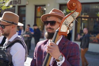 Orkiestra Na Dużym Rowerze to jedna z muzycznych gwiazd III Festiwalu Otwartych Piwnic i Winnic