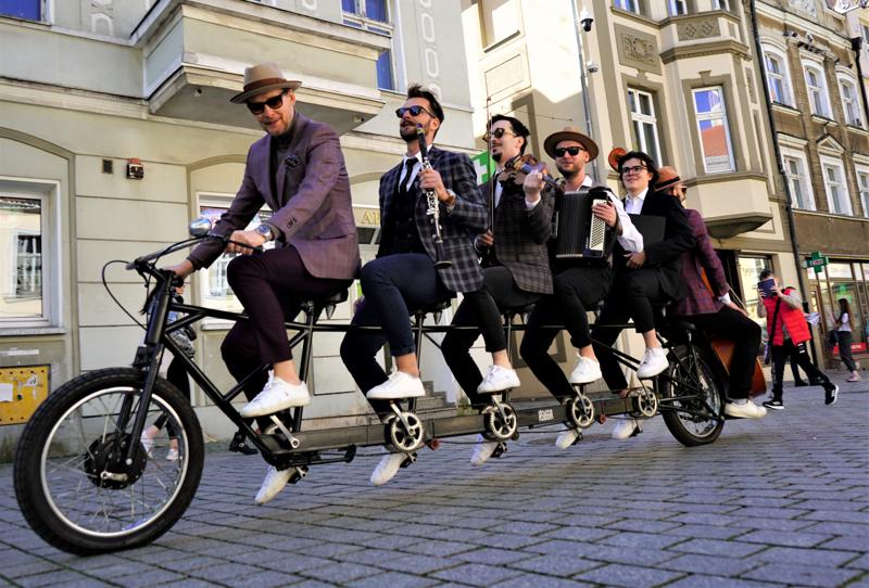 Orkiestra Na Dużym Rowerze to jedna z muzycznych gwiazd III Festiwalu Otwartych Piwnic i Winnic