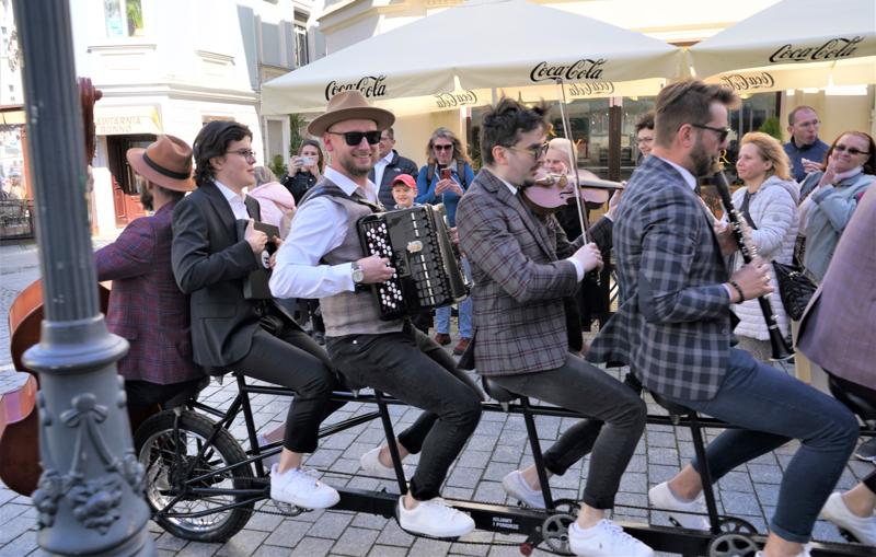 Orkiestra Na Dużym Rowerze to jedna z muzycznych gwiazd III Festiwalu Otwartych Piwnic i Winnic