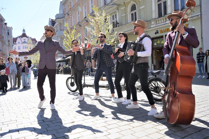 Orkiestra Na Dużym Rowerze to jedna z muzycznych gwiazd III Festiwalu Otwartych Piwnic i Winnic