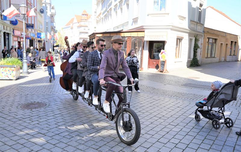 Orkiestra Na Dużym Rowerze to jedna z muzycznych gwiazd III Festiwalu Otwartych Piwnic i Winnic