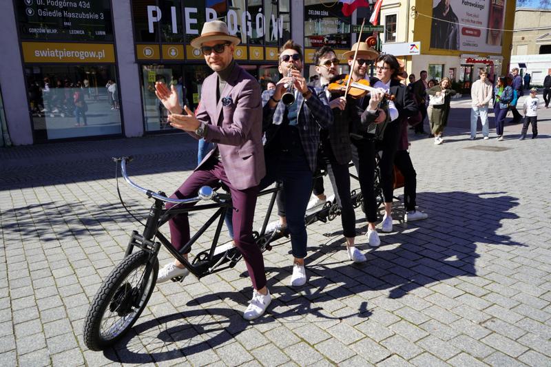 Orkiestra Na Dużym Rowerze to jedna z muzycznych gwiazd III Festiwalu Otwartych Piwnic i Winnic