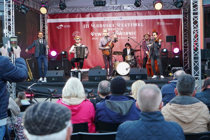 Orkiestra Na Dużym Rowerze to jedna z muzycznych gwiazd III Festiwalu Otwartych Piwnic i Winnic