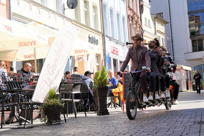Orkiestra Na Dużym Rowerze to jedna z muzycznych gwiazd III Festiwalu Otwartych Piwnic i Winnic