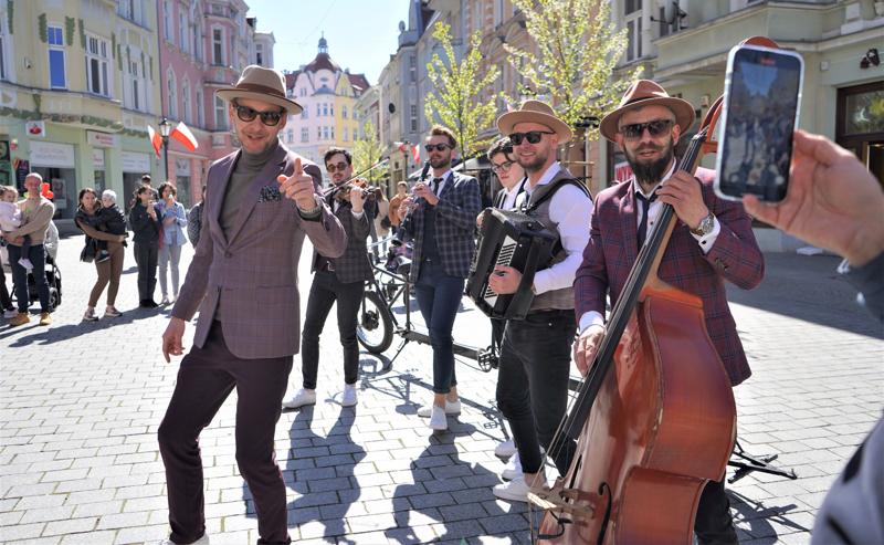 Orkiestra Na Dużym Rowerze to jedna z muzycznych gwiazd III Festiwalu Otwartych Piwnic i Winnic
