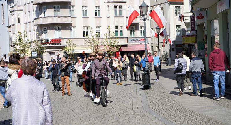 Orkiestra Na Dużym Rowerze to jedna z muzycznych gwiazd III Festiwalu Otwartych Piwnic i Winnic
