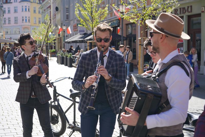 Orkiestra Na Dużym Rowerze to jedna z muzycznych gwiazd III Festiwalu Otwartych Piwnic i Winnic