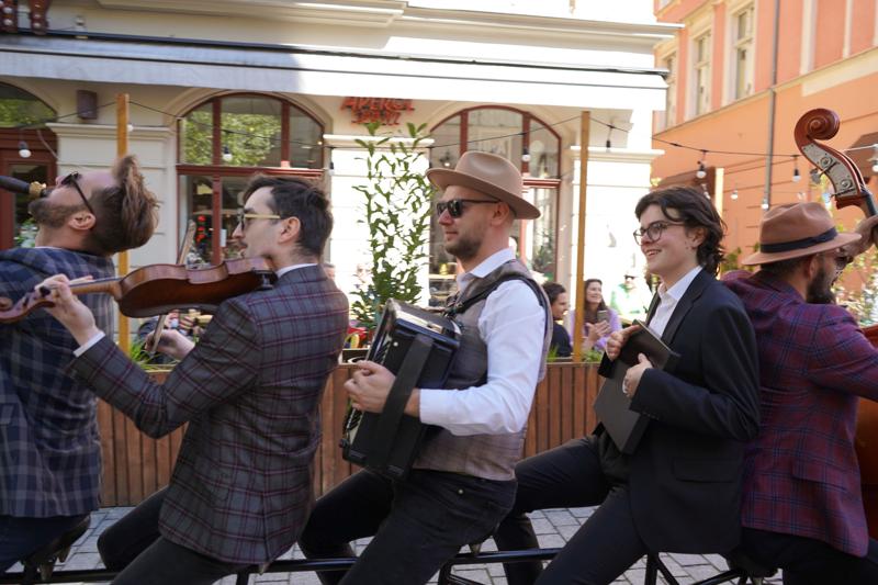 Orkiestra Na Dużym Rowerze to jedna z muzycznych gwiazd III Festiwalu Otwartych Piwnic i Winnic