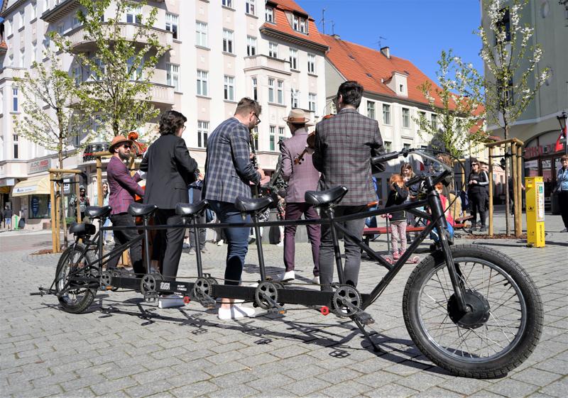 Orkiestra Na Dużym Rowerze to jedna z muzycznych gwiazd III Festiwalu Otwartych Piwnic i Winnic