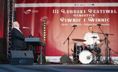 Stanisław Soyka Kwartet wystąpił w ramach III Lubuskiego Festiwalu Otwartych Piwnic i Winnic w Zielonej Górze w poniedziałek, 1 maja 2023 r. 