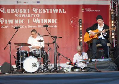 Stanisław Soyka Kwartet wystąpił w ramach III Lubuskiego Festiwalu Otwartych Piwnic i Winnic w Zielonej Górze w poniedziałek, 1 maja 2023 r. 