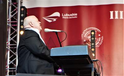Stanisław Soyka Kwartet wystąpił w ramach III Lubuskiego Festiwalu Otwartych Piwnic i Winnic w Zielonej Górze w poniedziałek, 1 maja 2023 r. 