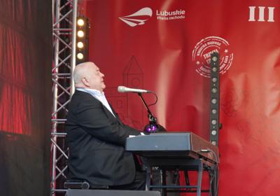 Stanisław Soyka Kwartet wystąpił w ramach III Lubuskiego Festiwalu Otwartych Piwnic i Winnic w Zielonej Górze w poniedziałek, 1 maja 2023 r. 