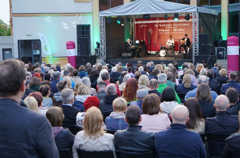 Stanisław Soyka Kwartet wystąpił w ramach III Lubuskiego Festiwalu Otwartych Piwnic i Winnic w Zielonej Górze w poniedziałek, 1 maja 2023 r.