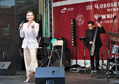 2 maja 2023 r. w ramach III Lubuskiego Festiwalu Otwartych Piwnic i Winnic, na dziedzińcu dawnej fabryki koniaków Raetscha w Zielonej Górze, wystąpiła z zespołem Olga Bończyk