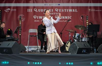 2 maja 2023 r. w ramach III Lubuskiego Festiwalu Otwartych Piwnic i Winnic, na dziedzińcu dawnej fabryki koniaków Raetscha w Zielonej Górze, wystąpiła z zespołem Olga Bończyk