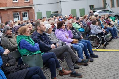 2 maja 2023 r. w ramach III Lubuskiego Festiwalu Otwartych Piwnic i Winnic, na dziedzińcu dawnej fabryki koniaków Raetscha w Zielonej Górze, wystąpiła z zespołem Olga Bończyk