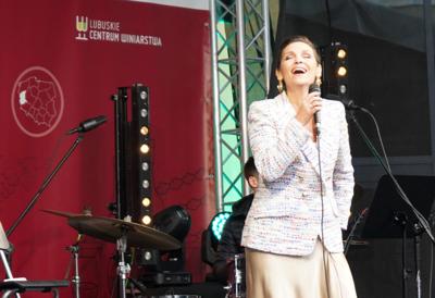 2 maja 2023 r. w ramach III Lubuskiego Festiwalu Otwartych Piwnic i Winnic, na dziedzińcu dawnej fabryki koniaków Raetscha w Zielonej Górze, wystąpiła z zespołem Olga Bończyk