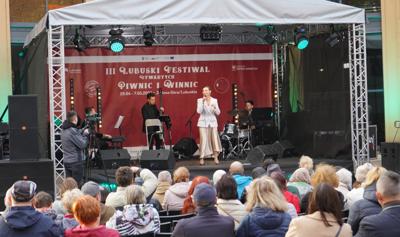 2 maja 2023 r. w ramach III Lubuskiego Festiwalu Otwartych Piwnic i Winnic, na dziedzińcu dawnej fabryki koniaków Raetscha w Zielonej Górze, wystąpiła z zespołem Olga Bończyk
