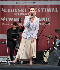 2 maja 2023 r. w ramach III Lubuskiego Festiwalu Otwartych Piwnic i Winnic, na dziedzińcu dawnej fabryki koniaków Raetscha w Zielonej Górze, wystąpiła z zespołem Olga Bończyk
