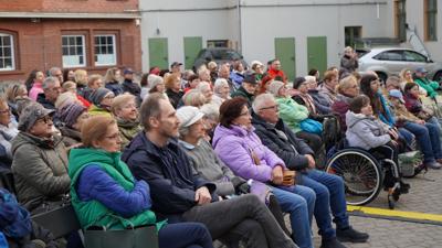 2 maja 2023 r. w ramach III Lubuskiego Festiwalu Otwartych Piwnic i Winnic, na dziedzińcu dawnej fabryki koniaków Raetscha w Zielonej Górze, wystąpiła z zespołem Olga Bończyk