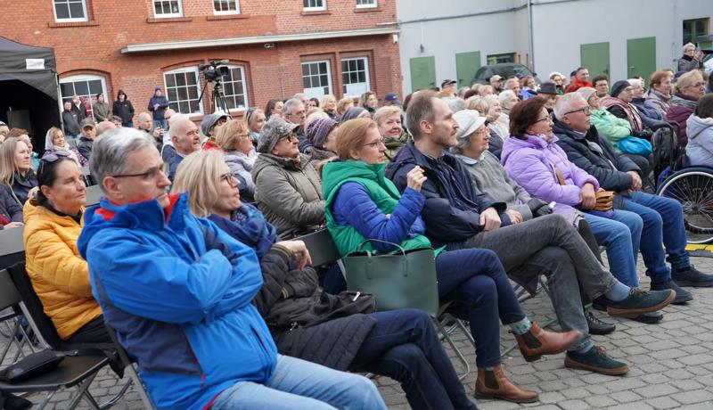 2 maja 2023 r. w ramach III Lubuskiego Festiwalu Otwartych Piwnic i Winnic, na dziedzińcu dawnej fabryki koniaków Raetscha w Zielonej Górze, wystąpiła z zespołem Olga Bończyk
