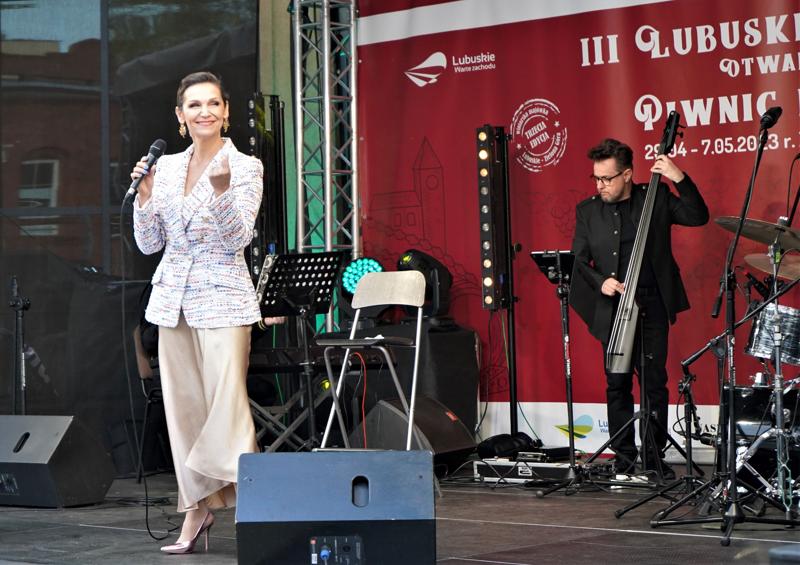 2 maja 2023 r. w ramach III Lubuskiego Festiwalu Otwartych Piwnic i Winnic, na dziedzińcu dawnej fabryki koniaków Raetscha w Zielonej Górze, wystąpiła z zespołem Olga Bończyk