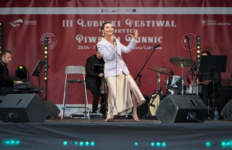 2 maja 2023 r. w ramach III Lubuskiego Festiwalu Otwartych Piwnic i Winnic, na dziedzińcu dawnej fabryki koniaków Raetscha w Zielonej Górze, wystąpiła z zespołem Olga Bończyk