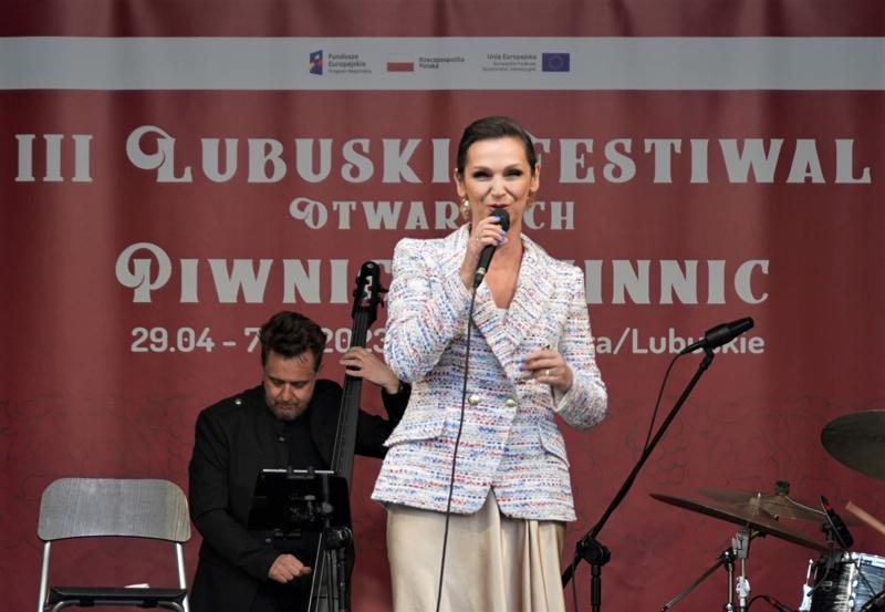 2 maja 2023 r. w ramach III Lubuskiego Festiwalu Otwartych Piwnic i Winnic, na dziedzińcu dawnej fabryki koniaków Raetscha w Zielonej Górze, wystąpiła z zespołem Olga Bończyk