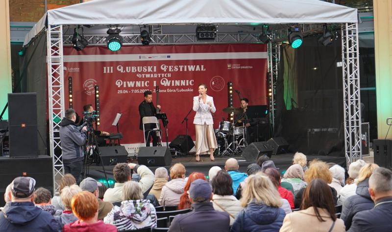 2 maja 2023 r. w ramach III Lubuskiego Festiwalu Otwartych Piwnic i Winnic, na dziedzińcu dawnej fabryki koniaków Raetscha w Zielonej Górze, wystąpiła z zespołem Olga Bończyk