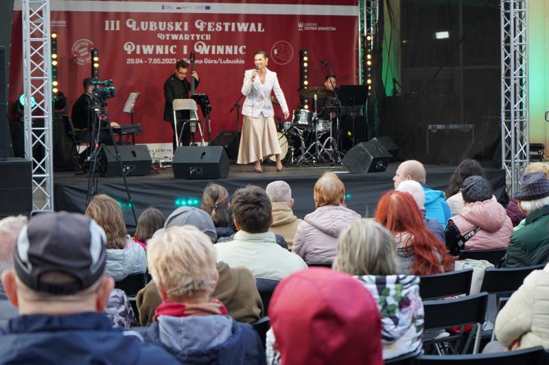 2 maja 2023 r. w ramach III Lubuskiego Festiwalu Otwartych Piwnic i Winnic, na dziedzińcu dawnej fabryki koniaków Raetscha w Zielonej Górze, wystąpiła z zespołem Olga Bończyk