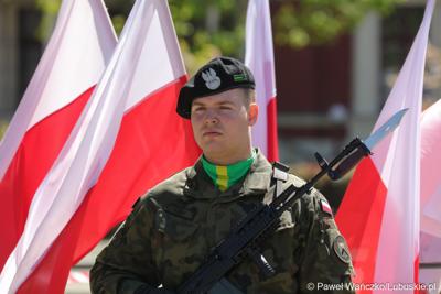 Uczestnik uroczystości z okazji Narodowego Dnia Zwycięstwa na placu Bohaterów w Zielonej Górze