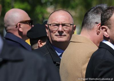 Wicemarszałek Stanisław Tomczyszyn podczas uroczystości z okazji Narodowego Dnia Zwycięstwa na placu Bohaterów w Zielonej Górze
