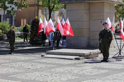 Uczestnicy uroczystości z okazji Narodowego Dnia Zwycięstwa na placu Bohaterów w Zielonej Górze