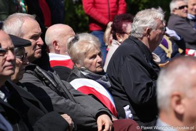 Uczestnicy uroczystości z okazji Narodowego Dnia Zwycięstwa na placu Bohaterów w Zielonej Górze