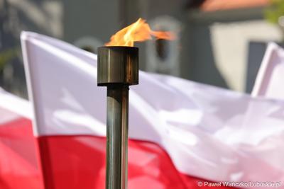 Znicz na tle polskie flagi 
