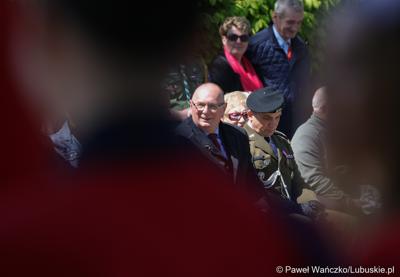 Wicemarszałek Stanisław Tomczyszyn podczas uroczystości z okazji Narodowego Dnia Zwycięstwa na placu Bohaterów w Zielonej Górze