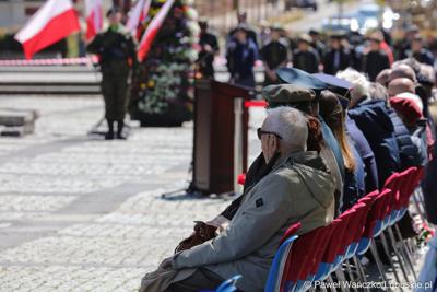 Uczestnicy uroczystości z okazji Narodowego Dnia Zwycięstwa na placu Bohaterów w Zielonej Górze