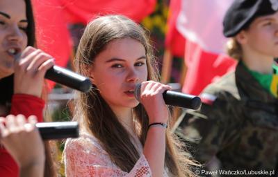 Uczestniczka uroczystości z okazji Narodowego Dnia Zwycięstwa na placu Bohaterów w Zielonej Górze