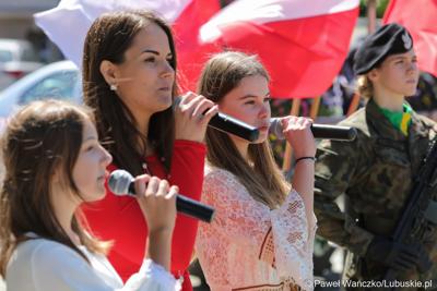 Uczestniczki uroczystości z okazji Narodowego Dnia Zwycięstwa na placu Bohaterów w Zielonej Górze