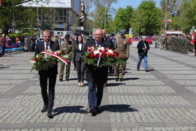 Wicemarszałek Stanisław Tomczyszyn (z prawej) składa kwiaty pod pomnikiem Bohaterów II Wojny Światowej w Zielonej Górze