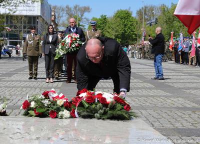 Wicemarszałek Stanisław Tomczyszyn składa kwiaty pod pomnikiem Bohaterów II Wojny Światowej w Zielonej Górze