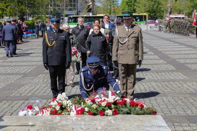 Uczestnicy uroczystości z okazji Narodowego Dnia Zwycięstwa składają kwiaty pod pomnikiem Bohaterów II Wojny Światowej w Zielonej Górze