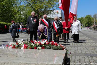 Uczestnicy uroczystości z okazji Narodowego Dnia Zwycięstwa składają kwiaty pod pomnikiem Bohaterów II Wojny Światowej w Zielonej Górze