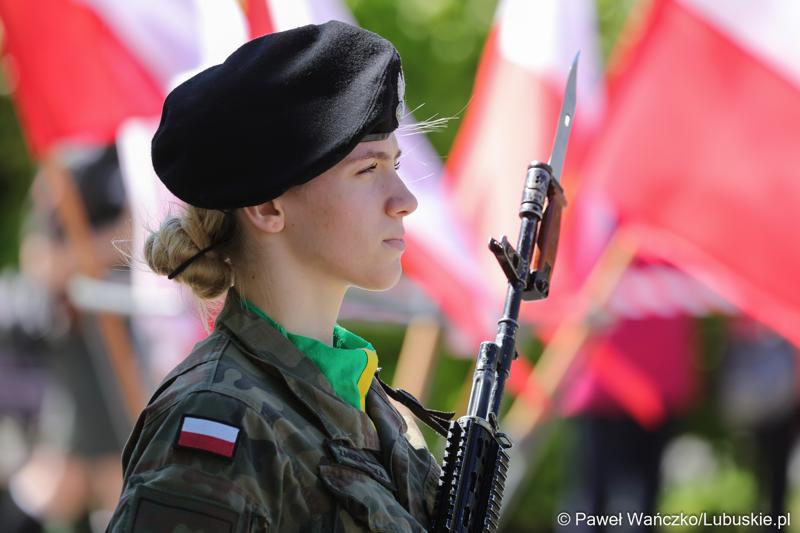 Uczestniczka uroczystości z okazji Narodowego Dnia Zwycięstwa na placu Bohaterów w Zielonej Górze
