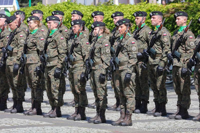Uroczystości z okazji Narodowego Dnia Zwycięstwa na placu Bohaterów w Zielonej Górze