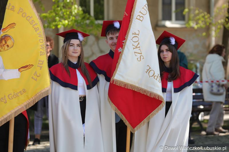 Uczestnicy uroczystości z okazji Narodowego Dnia Zwycięstwa na placu Bohaterów w Zielonej Górze