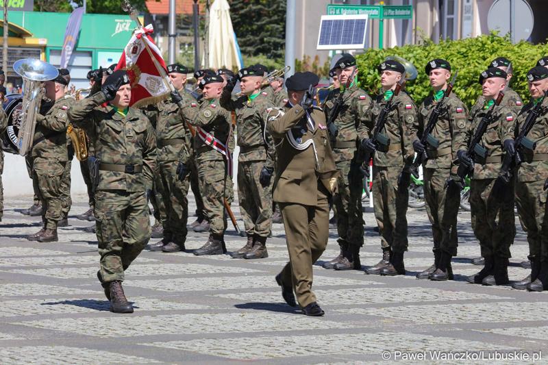 Uroczystości z okazji Narodowego Dnia Zwycięstwa na placu Bohaterów w Zielonej Górze