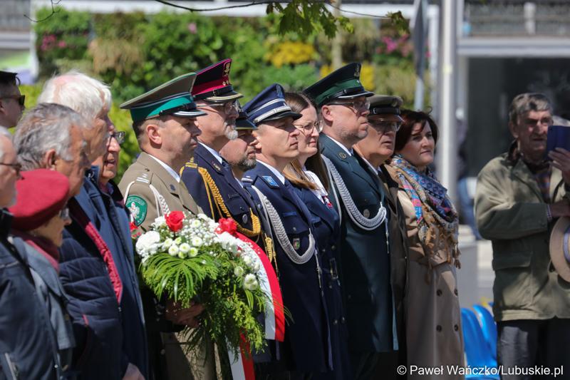 Uczestnicy uroczystości z okazji Narodowego Dnia Zwycięstwa na placu Bohaterów w Zielonej Górze